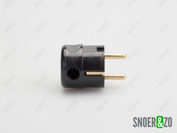 Stekker zwart gat onder met randaarde en penaarde